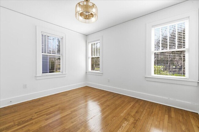 Building Photo - Move-In Ready 3BR/1.5BA Home with Private Backyard