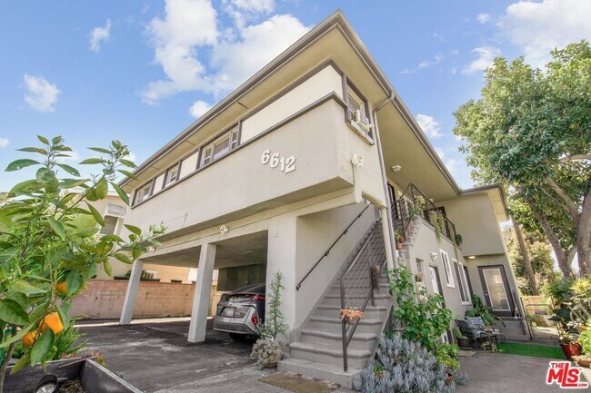 Building Photo - 6612 De Longpre Ave