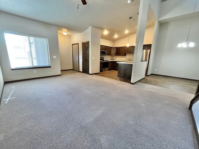 Building Photo - 3 Bed/2.5 Bath Townhome For Rent!