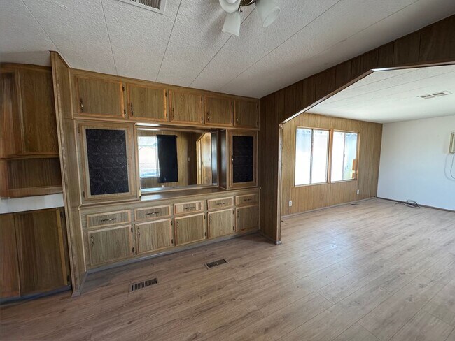 Building Photo - 384 Moser Ave