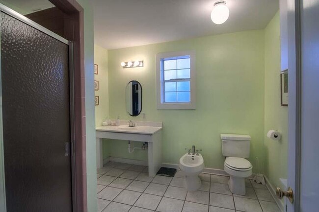 Building Photo - 609 W 35th St