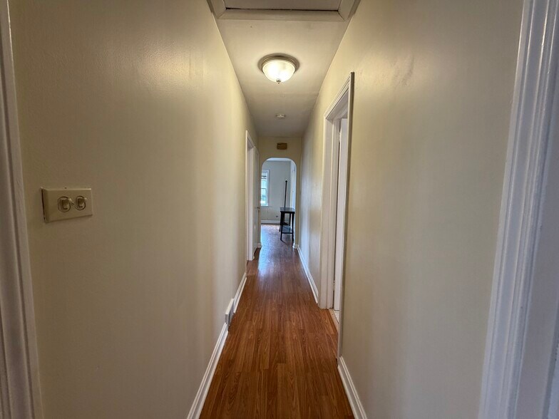 Building Photo - 538 Mills St