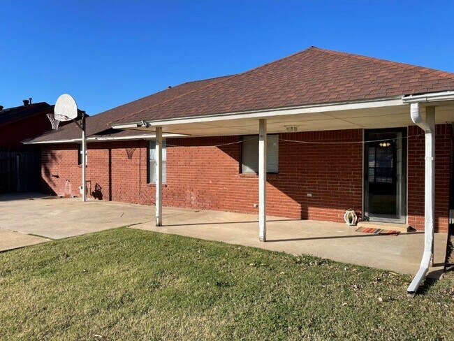 Building Photo - Remodeled , modern and lots of New in Moor...