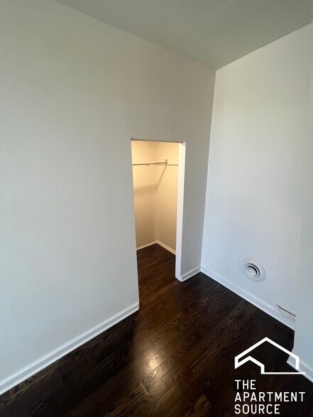 Building Photo - 3135 N Oakley Ave