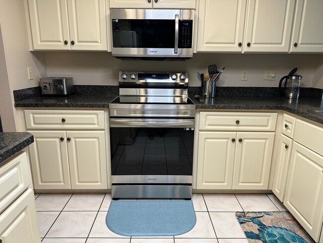 Building Photo - 2227 Pineland Dr