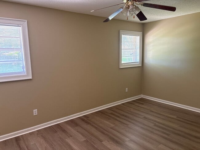 Building Photo - Pecan Grove 3/2