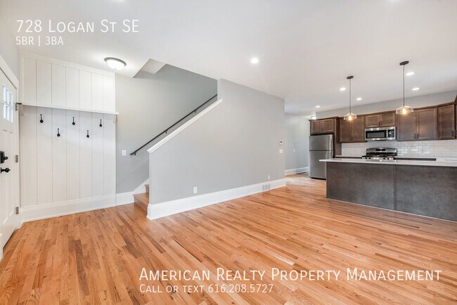 Building Photo - 728 Logan St SE