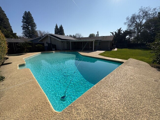 Building Photo - NW Visalia Home Near Country Club coming soon!