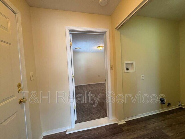 Building Photo - 609 1/2 South Crystal Street