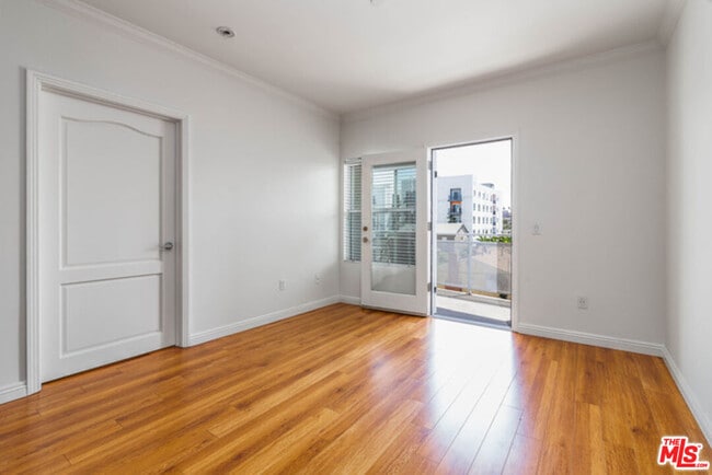 Building Photo - 1025 Dewey Ave