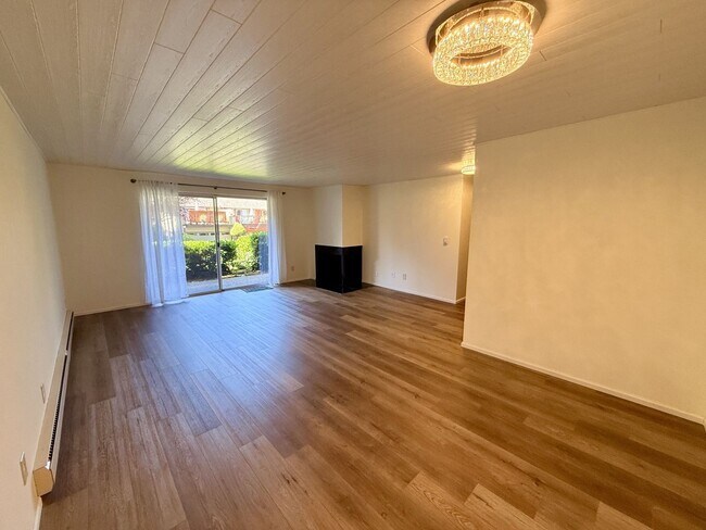 Building Photo - Beautiful 2-Bedroom, 2-Bath Condo in the Oakbrook Country Club Community