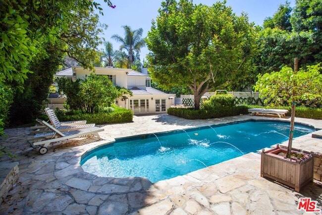 Building Photo - 1515 N Doheny Dr