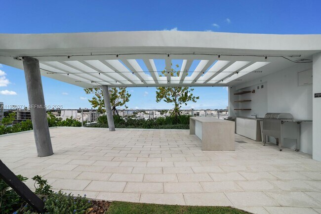 Building Photo - 9221 E Bay Harbor Dr