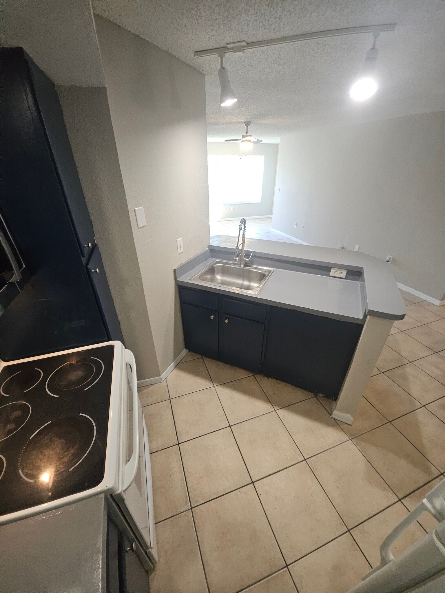 Building Photo - 4658 Commander Dr