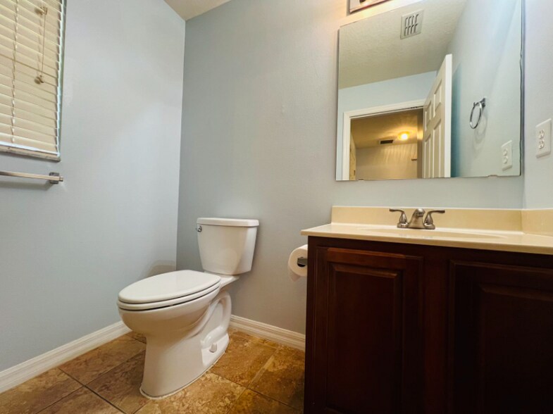 Building Photo - 1531 Par Ct