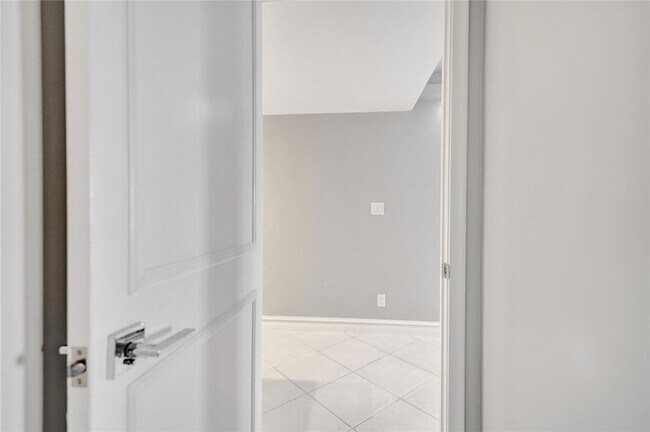 Building Photo - 1150 Hillsboro Mile Unit 1016