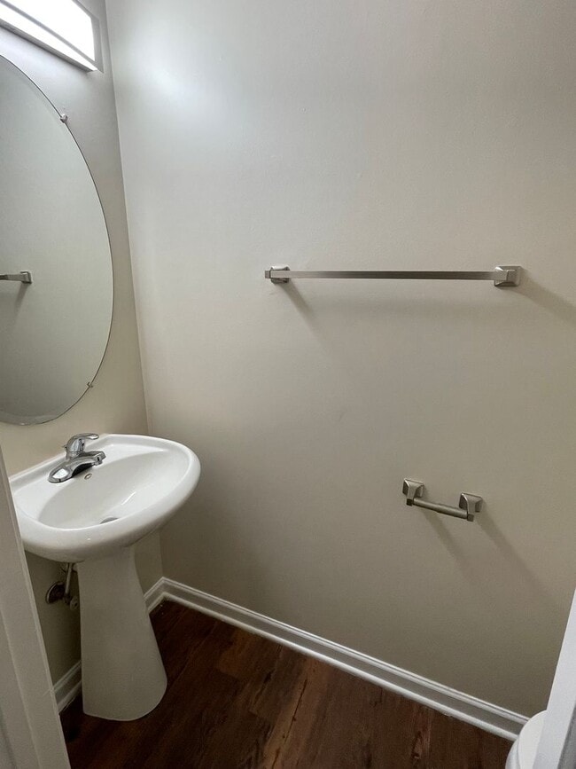 Building Photo - Spacious 4-bedroom, 2.5-bath home in Charlotte with convenient access to Uptown