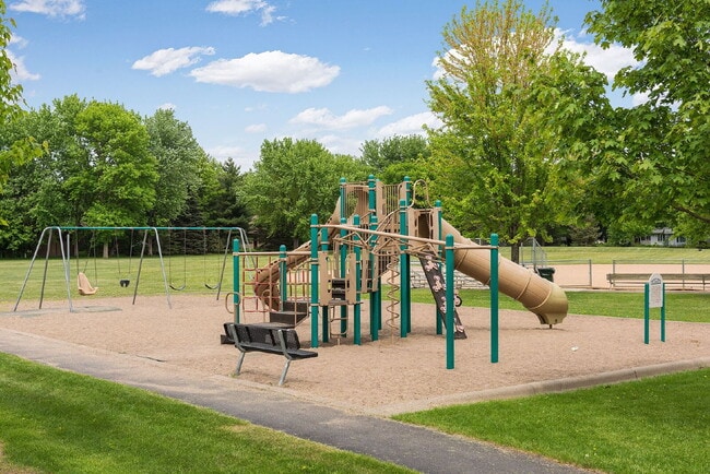 Building Photo - "Spacious 3-Bed Townhouse with 2.5 Baths in Maple Grove – A Perfect Retreat at 2405 Sq Ft!"