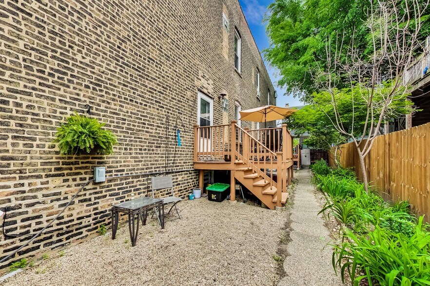 Building Photo - 733 N Hoyne Ave