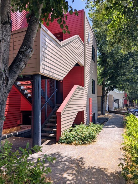 Front entry to the front door - 920 NW Naito Pky