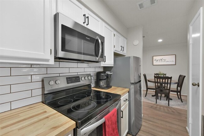 Building Photo - 3900 Aspen Dr