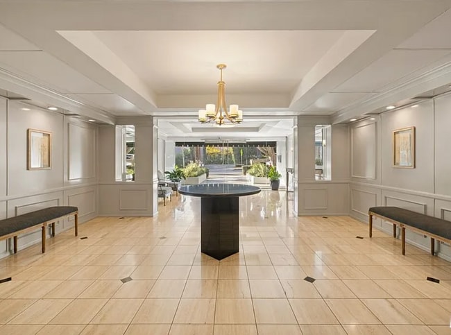 Building Photo - 906 N Doheny Dr