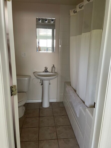 Building Photo - 2246 Temple View Dr