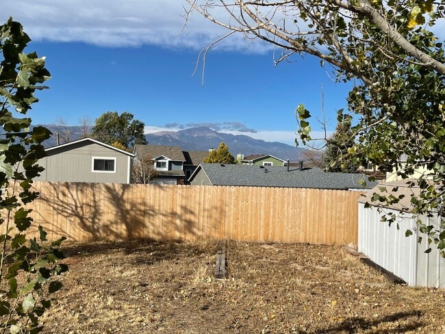 Building Photo - 2 Bedroom 1 Bath Rancher in Constitution H...