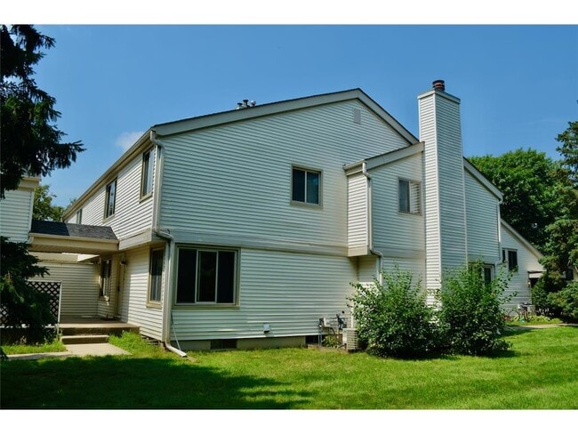 Building Photo - 335 Elan Ct