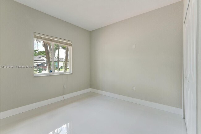 Building Photo - 709 SE 14th Pl