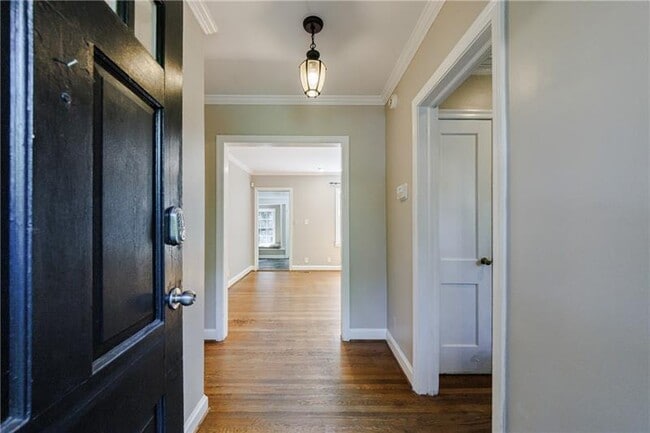 Building Photo - 2311 Pembrook Pl NE