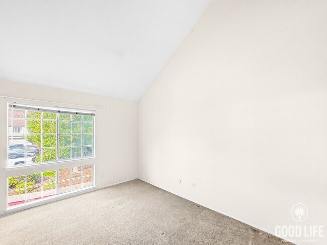 Building Photo - Beautiful 2B/2BA Townhouse with Attached 2...