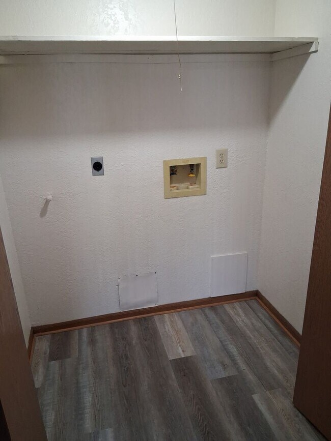 Building Photo - 2 bedroom apartment washer dryer hookups