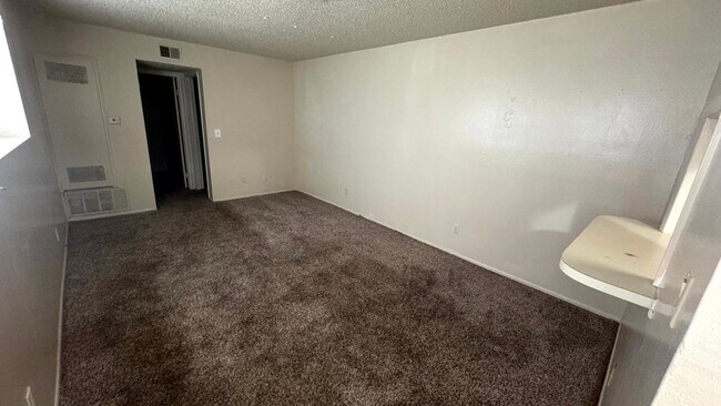 Building Photo - Studio and Bath, 600 sqft with walk in clo...
