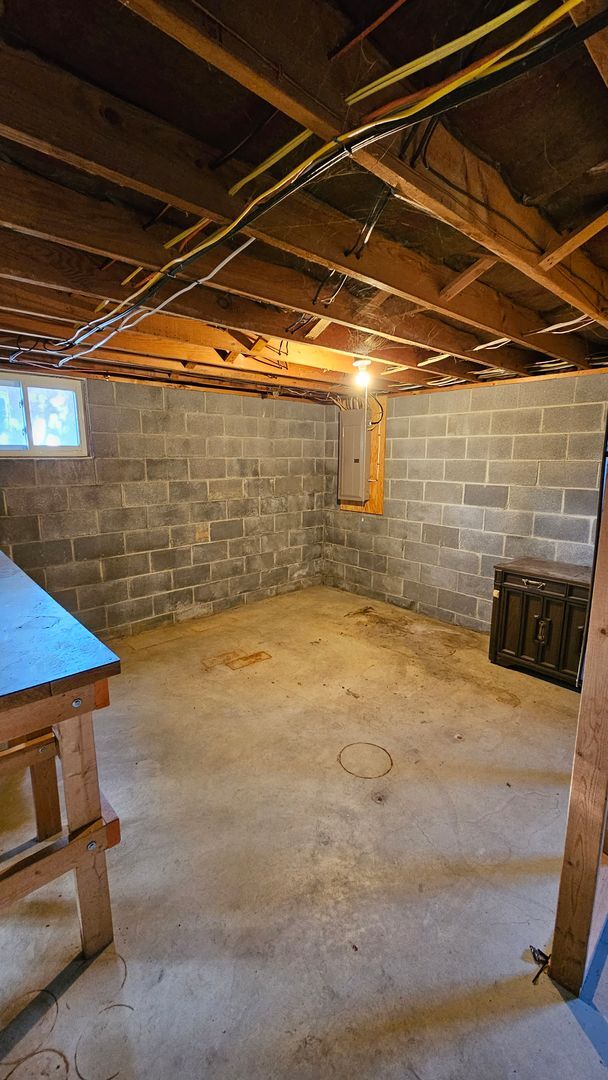 Building Photo - Spacious Single Family Home