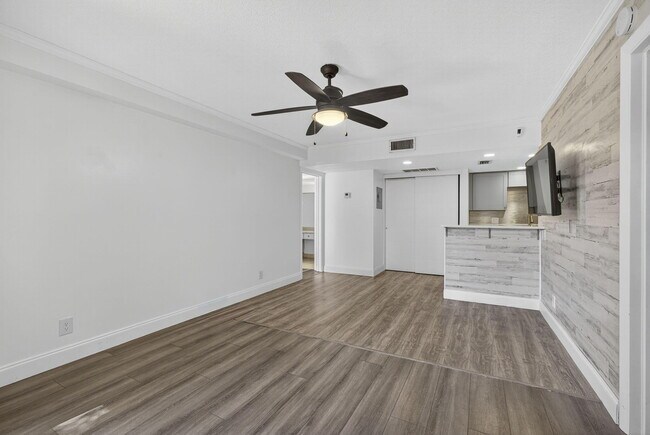 Building Photo - 612 Executive Center Dr