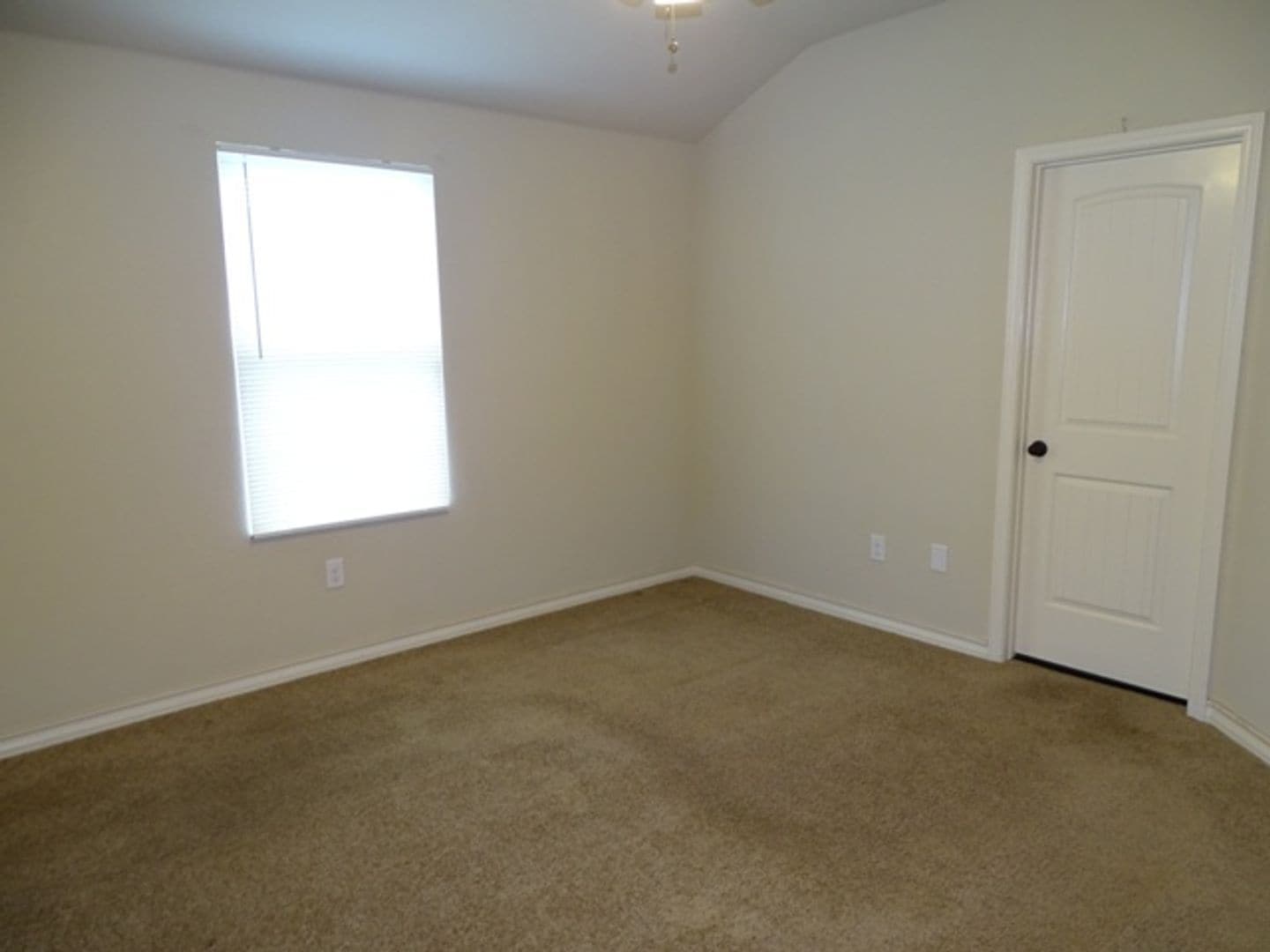 Building Photo - 7054 Lakeview Dr