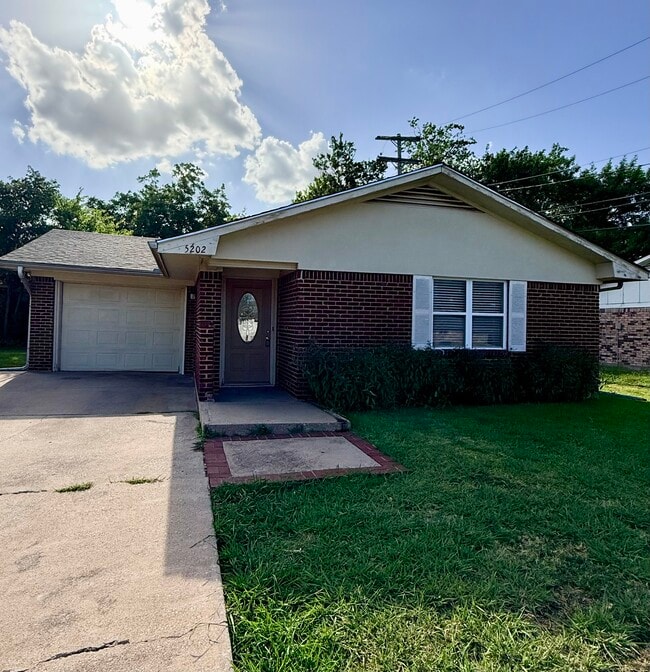Building Photo - 5202 Hilltop Dr