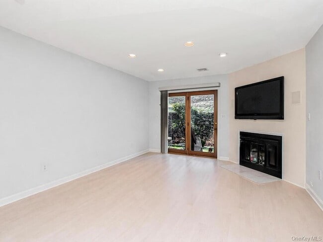 Building Photo - 8 Davids Ln