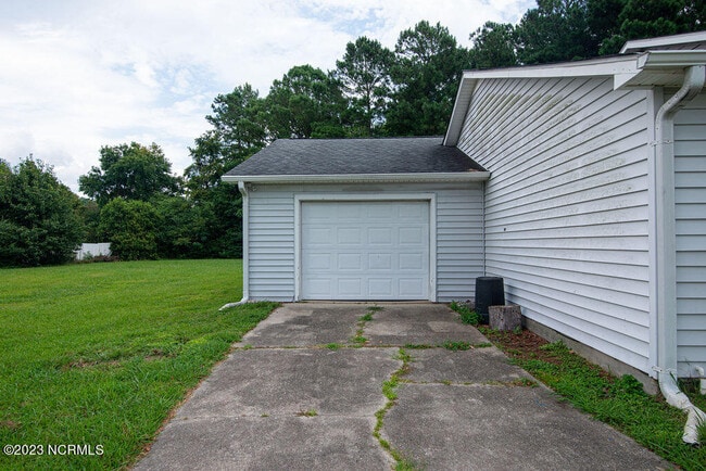 Building Photo - 780 Pinewood Dr