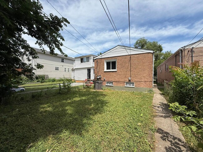 Building Photo - 1447 W 114th Pl