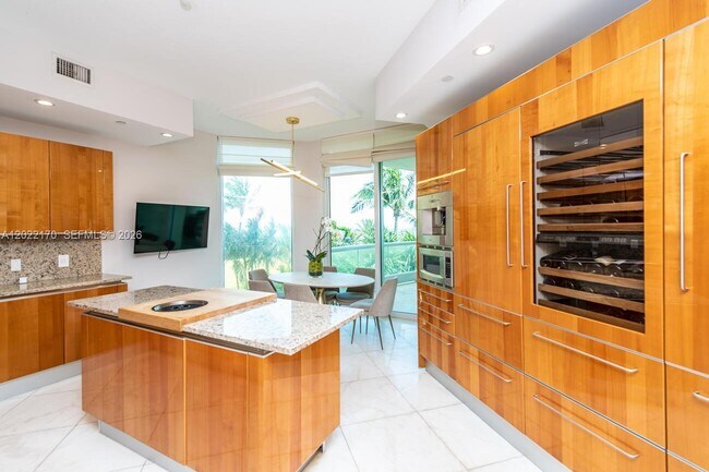 Building Photo - 16051 Collins Ave