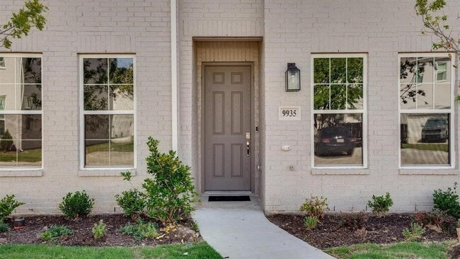Building Photo - 9935 Schramm St
