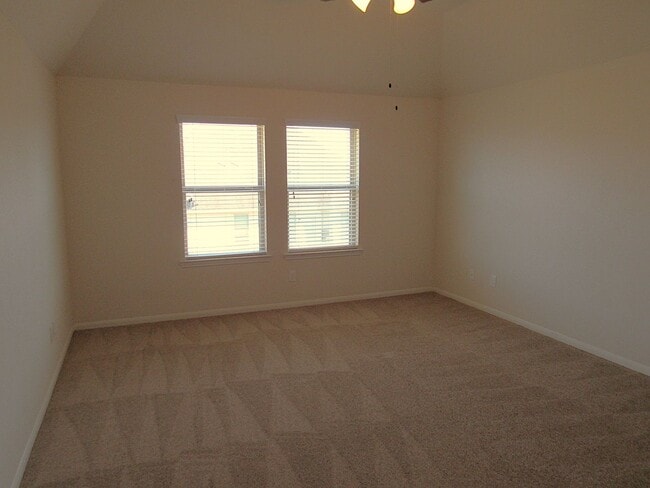 Building Photo - Spacious, Modern and Conveniently Located ...