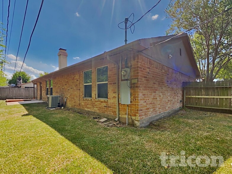 Building Photo - 13307 Venice Cir