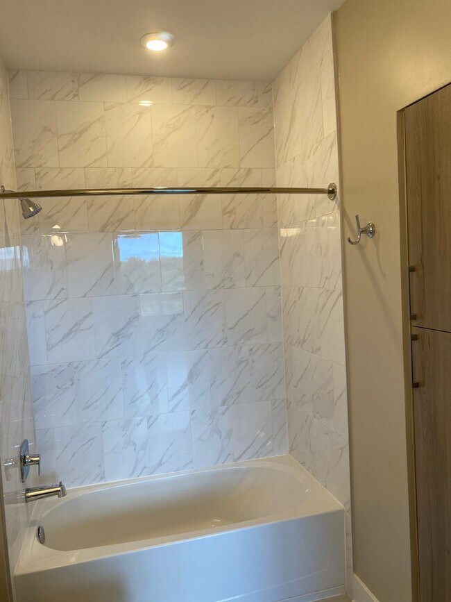 Building Photo - Gorgeous 2 Bedroom Condo in Oxon Hill!