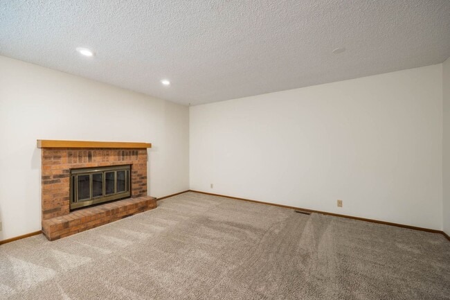 Building Photo - Beautiful 2 Bedroom, 2 Bathroom Townhouse ...