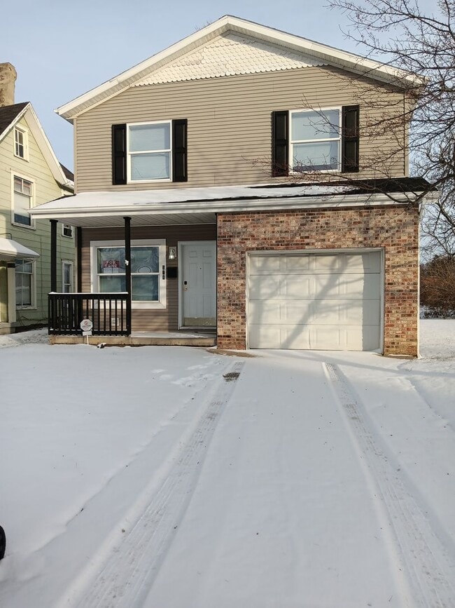 Building Photo - For Rent - Four-Bedroom Two-Bathroom Home Available NOW!