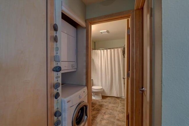 Building Photo - 2 Bedroom with Den