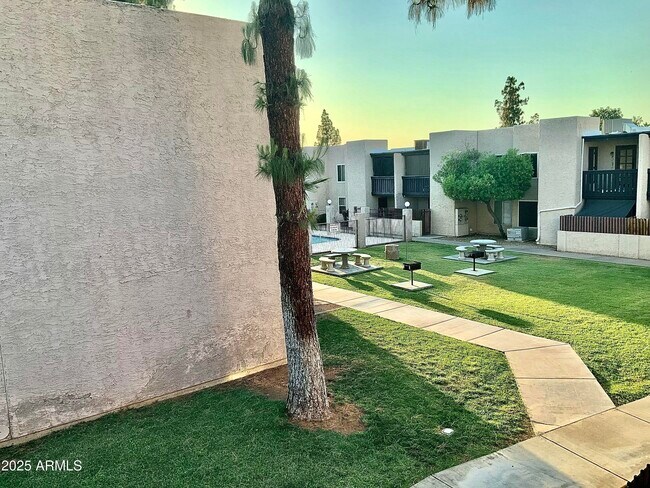 Building Photo - 1927 E Hampton Ave